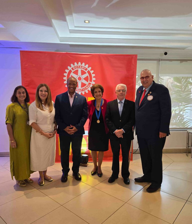 Entrega de medalla Enith Cook a Marta Illueca